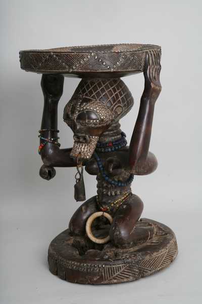 Songyé (tabouret), d`afrique : Rép.démoncratique du Congo., statuette Songyé (tabouret), masque ancien africain Songyé (tabouret), art du Rép.démoncratique du Congo. - Art Africain, collection privées Belgique. Statue africaine de la tribu des Songyé (tabouret), provenant du Rép.démoncratique du Congo., 979/16.Siège cariatide royal Songyé très puissant h.64cm.Les sièges Kitenta sont les symboles les plus important de la royauté. Le fait de s